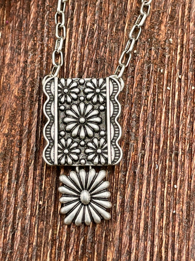 Savannah Fashion Silver Linked Floral Necklace