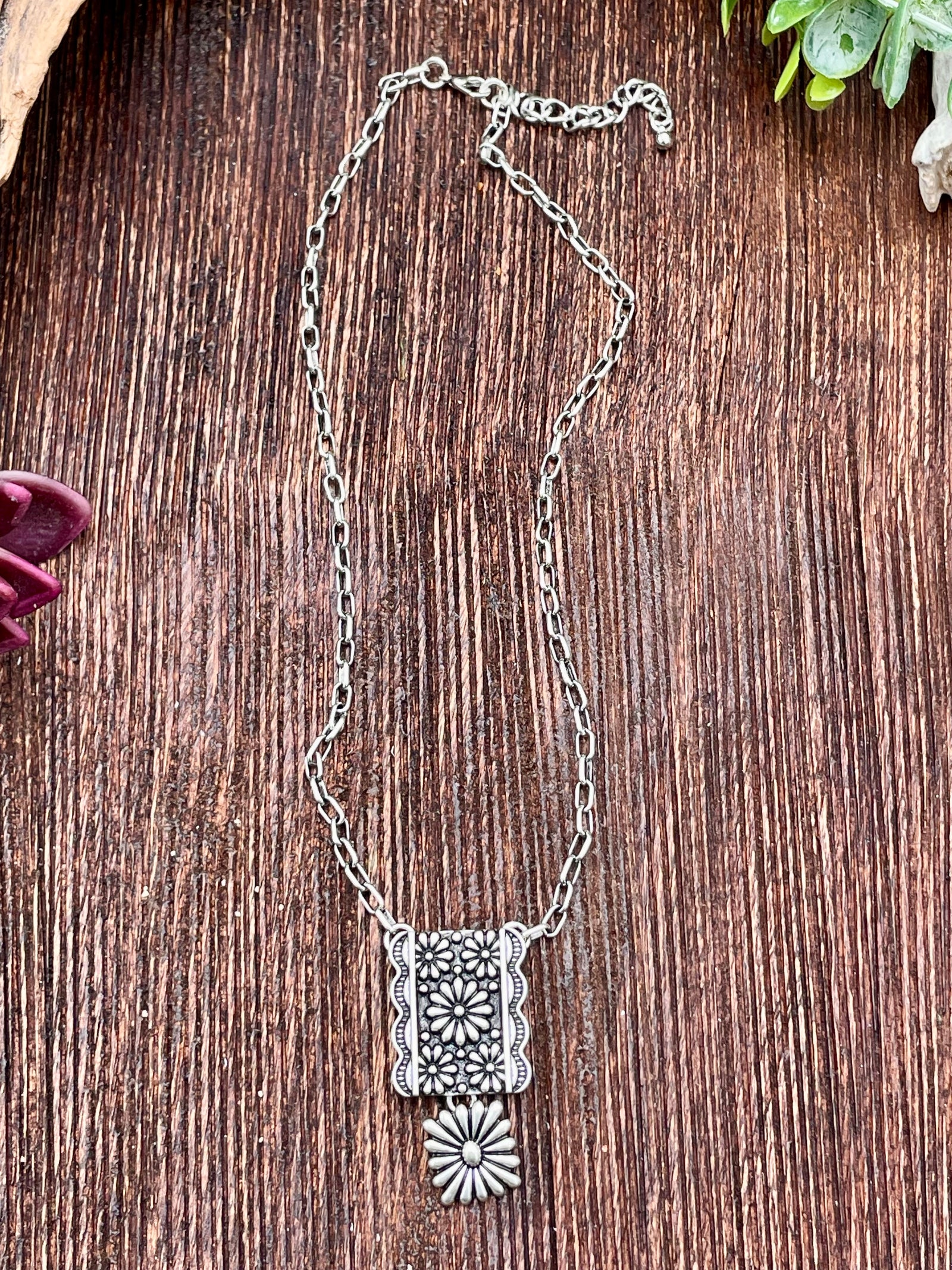 Savannah Fashion Silver Linked Floral Necklace