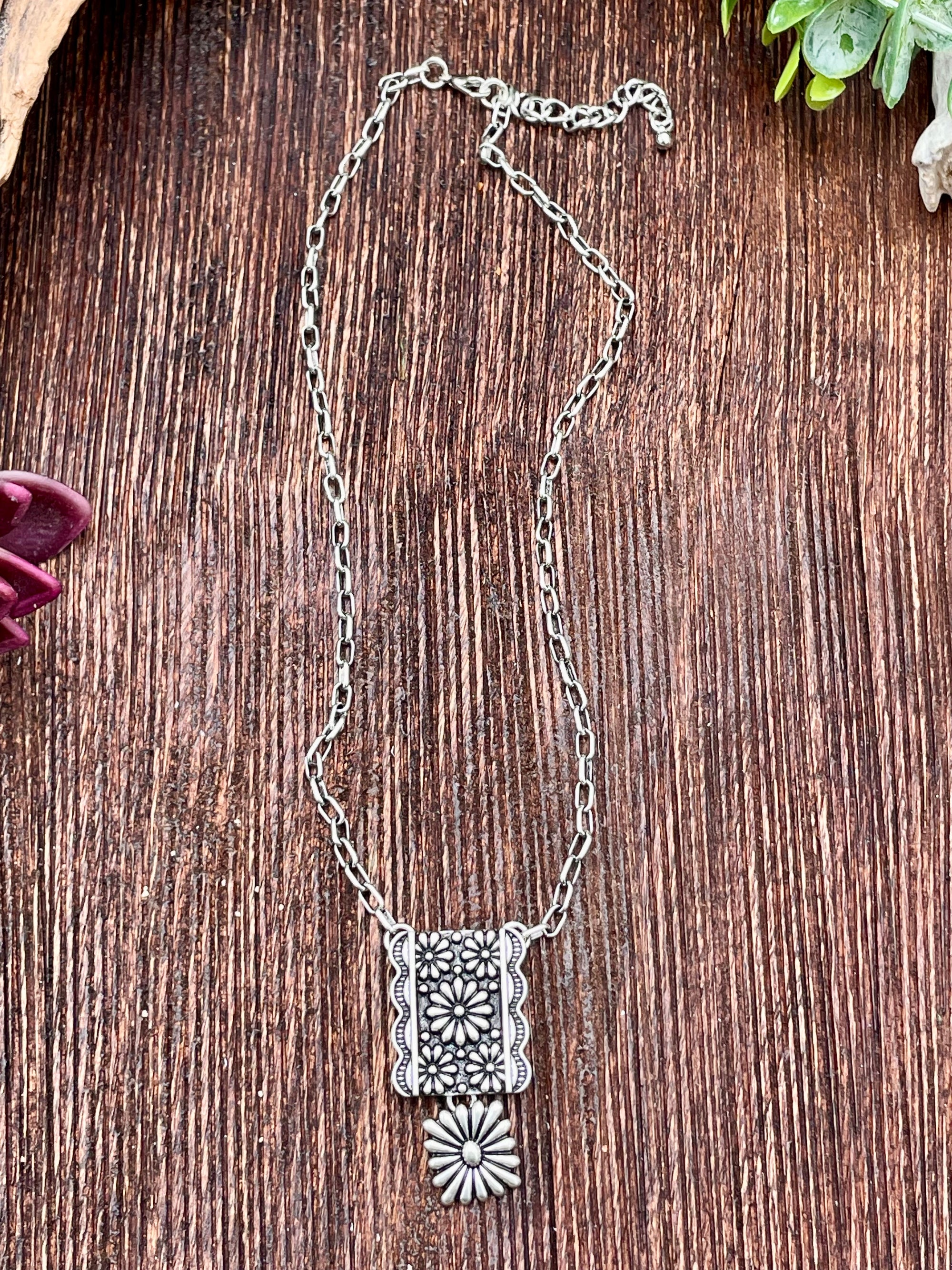 Savannah Fashion Silver Linked Floral Necklace