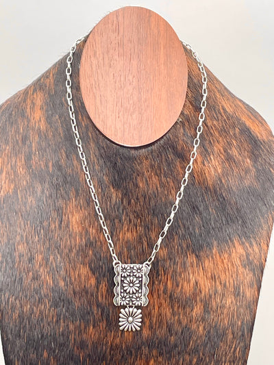 Savannah Fashion Silver Linked Floral Necklace