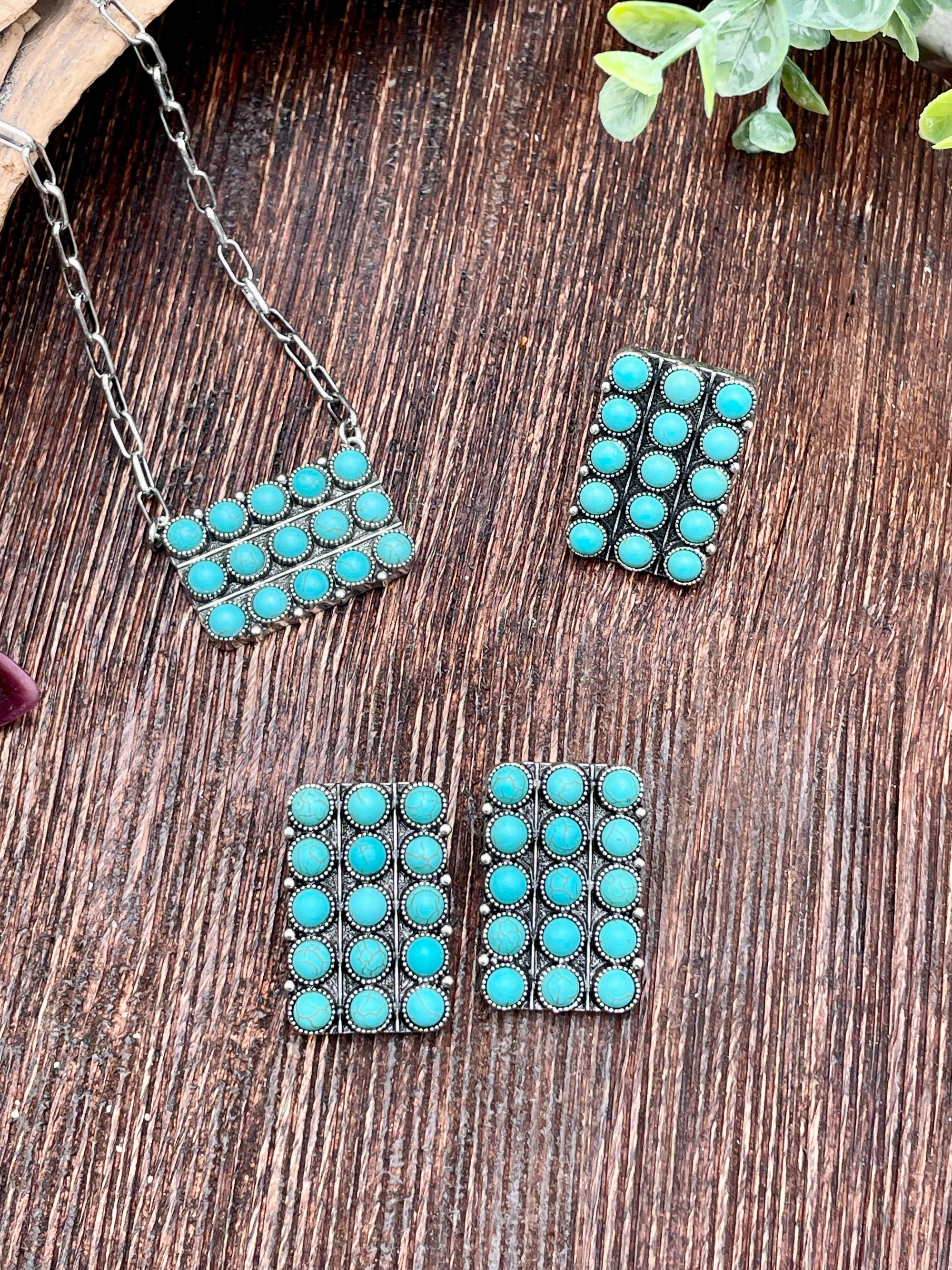 Jewelry set with turquoise stones on a wooden surface