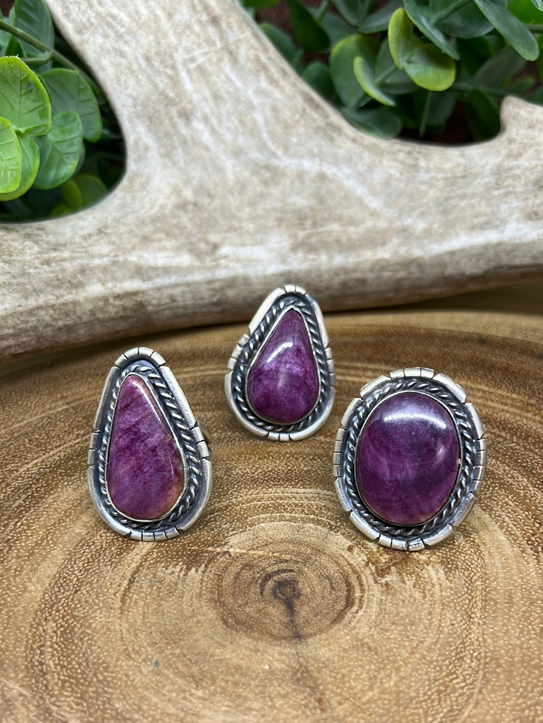 Stella Notched Purple Spiny Oyster Ring