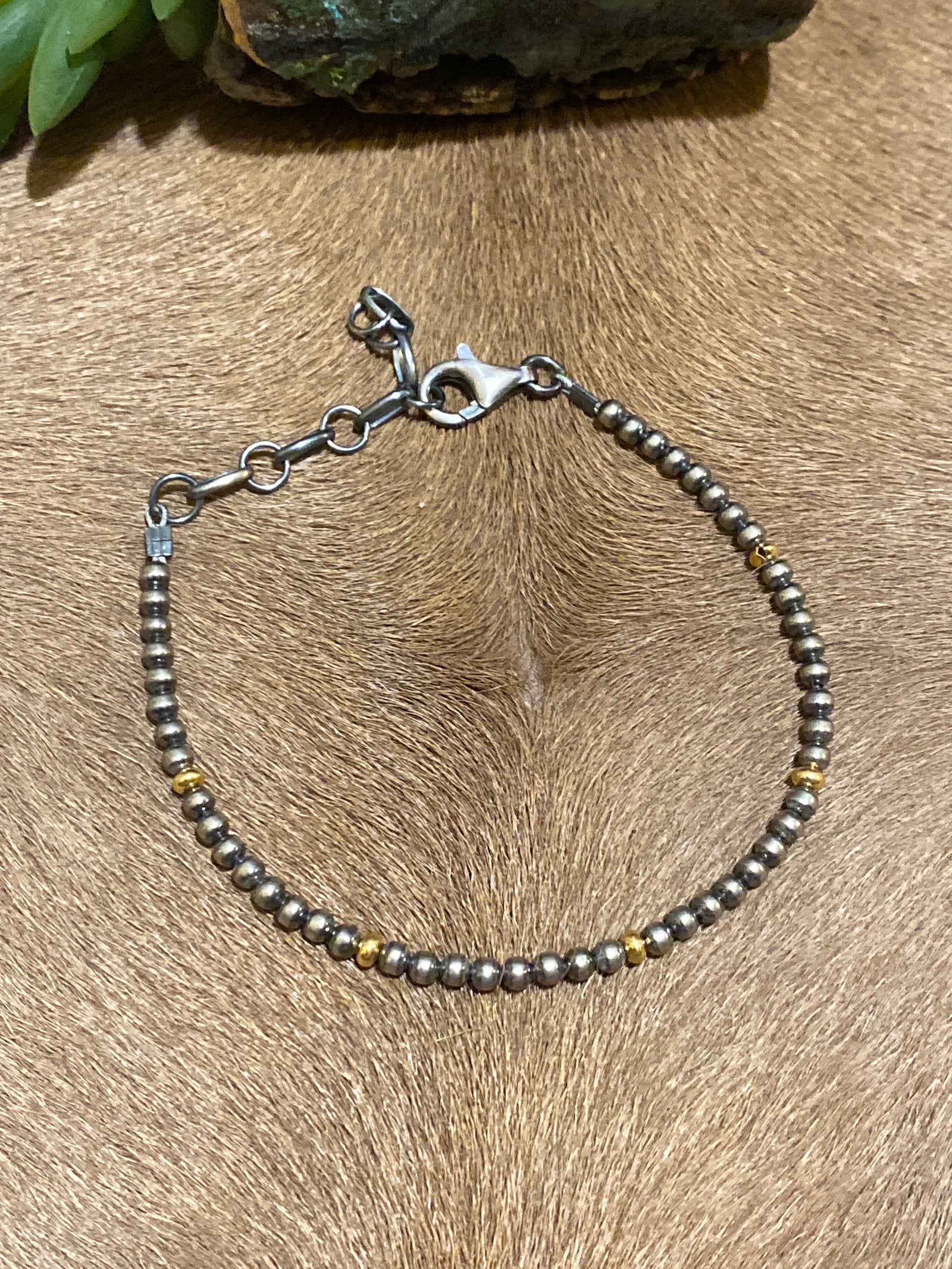 Caver 3mm Navajo Pearl & Gold Bead Bracelet