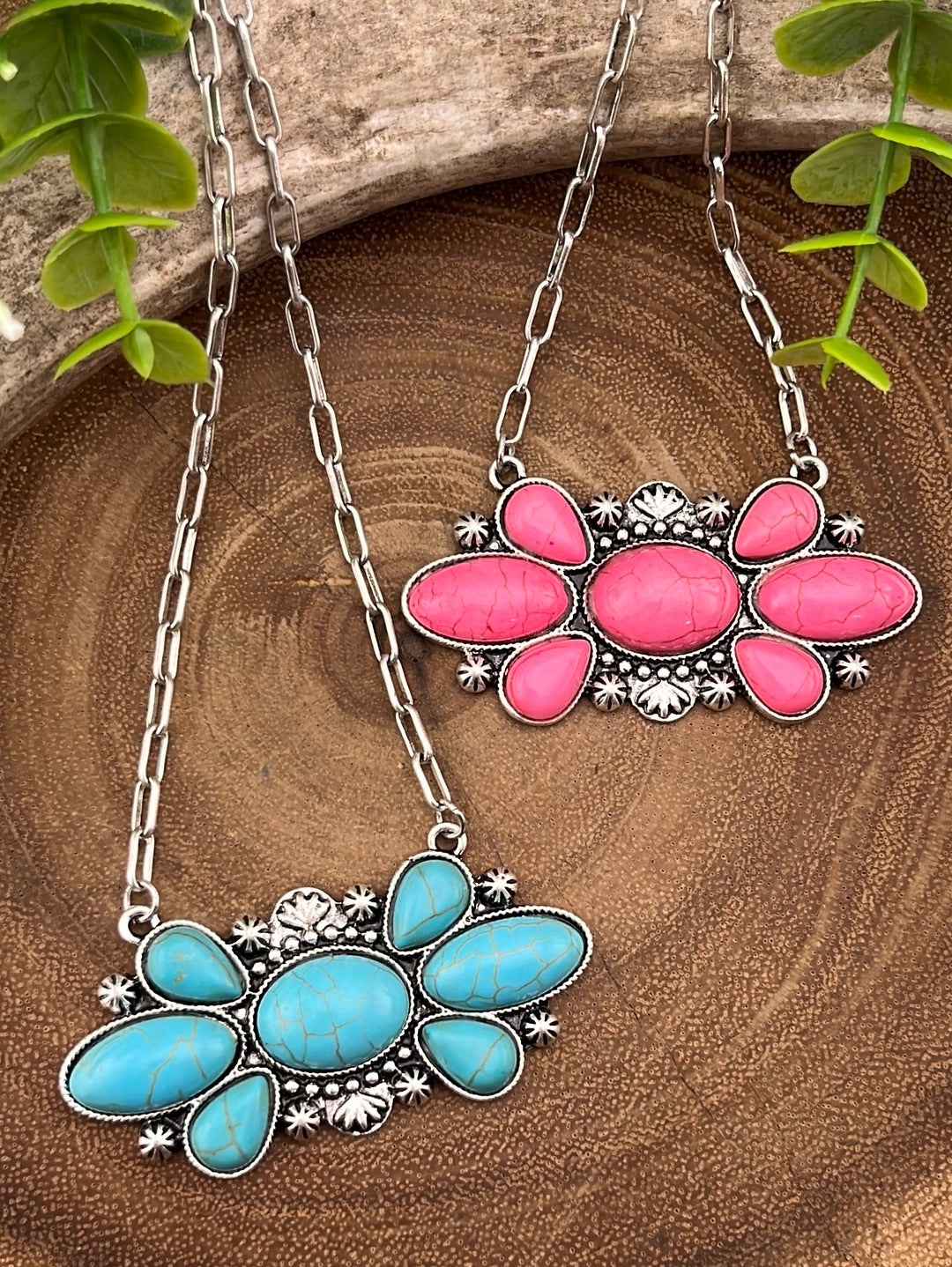 Gloria Fashion Link Chain With Stone Bowtie Pendant - 18"