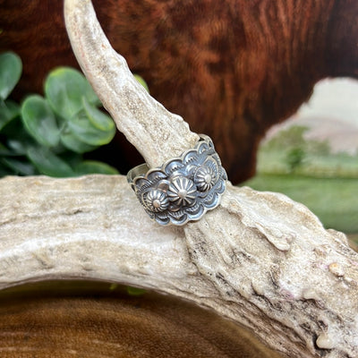 Star Concho Scalloped Band Ring
